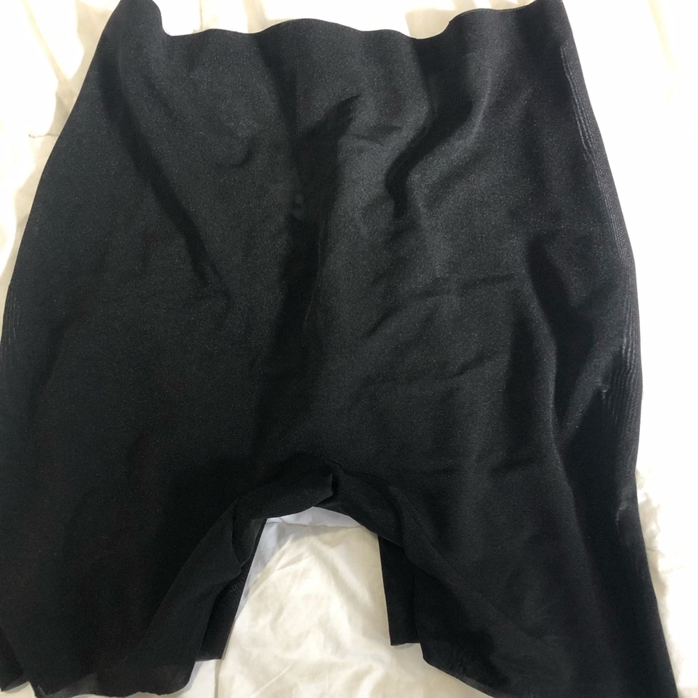 SKIMS shaper wear. SHEER SCULPT LOW BACK SHORT - Picture 2 of 4